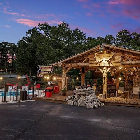 Stonegate Lodge 2 Queen Beds Wifi 50In Roku Tv Salt Water Pool Room #105 Eureka Springs Extérieur photo