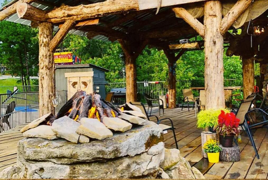 Stonegate Lodge 2 Queen Beds Wifi 50In Roku Tv Salt Water Pool Room #105 Eureka Springs Extérieur photo
