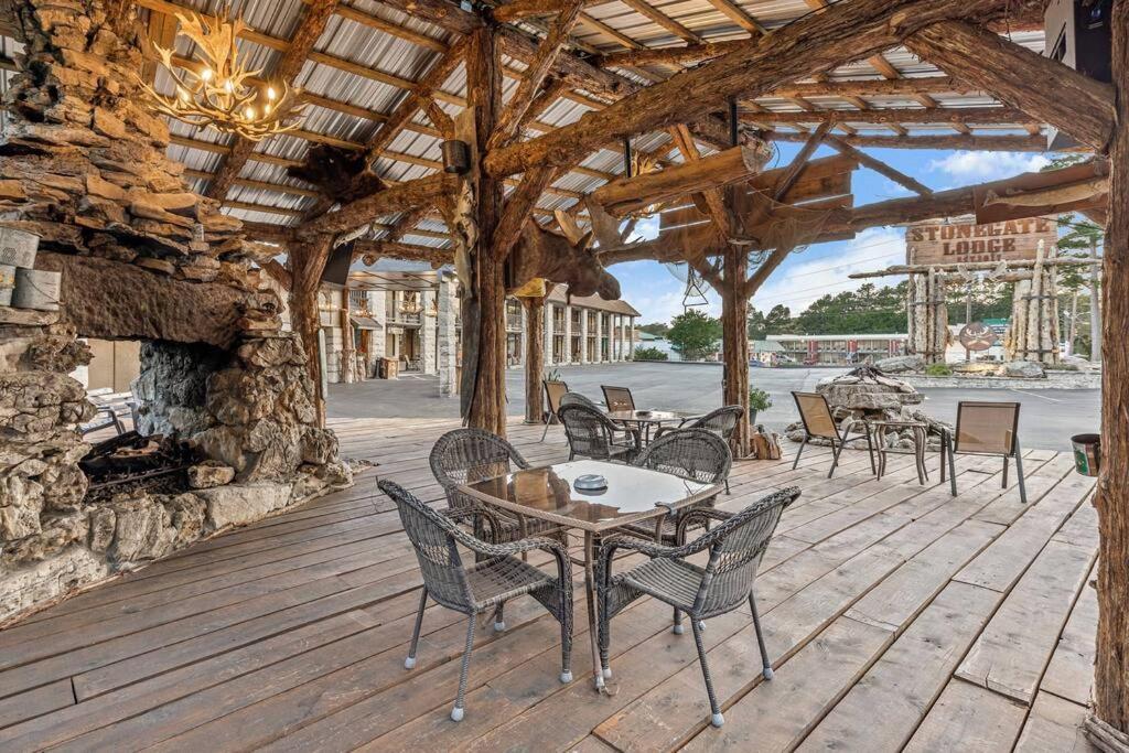 Stonegate Lodge 2 Queen Beds Wifi 50In Roku Tv Salt Water Pool Room #105 Eureka Springs Extérieur photo