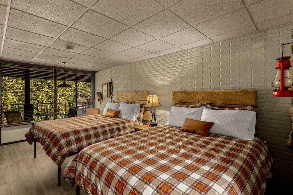 Stonegate Lodge 2 Queen Beds Wifi 50In Roku Tv Salt Water Pool Room #105 Eureka Springs Extérieur photo