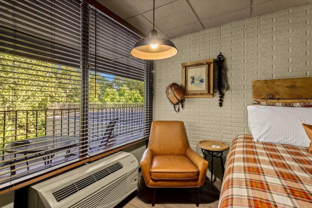 Stonegate Lodge 2 Queen Beds Wifi 50In Roku Tv Salt Water Pool Room #105 Eureka Springs Extérieur photo